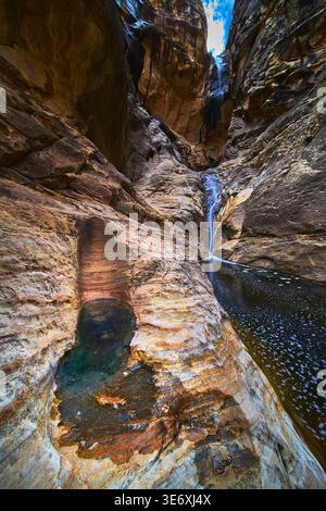 Red Rock Canyon Ice Box Canyon Winter Waterfall e Rock Pool Landscape Foto Stock