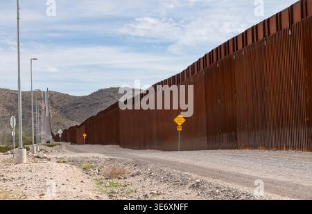 Muro di confine USA-Messico; deserto di Sonora; Arizona: Stati Uniti; Nord America; muro di confine costruito lungo una parte di 1.954 miglia (3.145 chilometri) di lunghezza Foto Stock