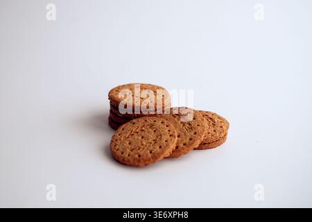 Pila di biscotti di farina d'avena a grani interi su sfondo chiaro. Foto Stock