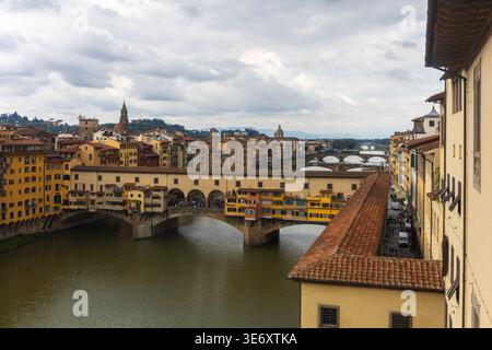 Vista panoramica del Ponte Vecchio sul fiume Arno a Firenze, in Italia, vista da una terrazza vicina Foto Stock