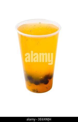 Tè giallo al frutto della passione con perle di tapioca nere e gelatina in tazza da asporto in plastica isolata su sfondo bianco Foto Stock