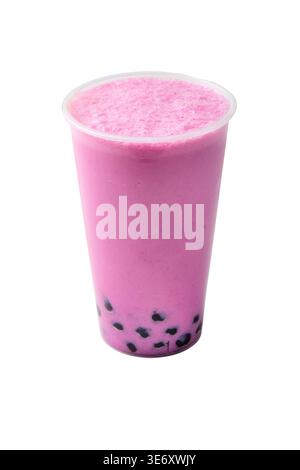 Bollicine rosa con perle di tapioca nere e schiuma spuma in una tazza da asporto in plastica isolata su sfondo bianco Foto Stock