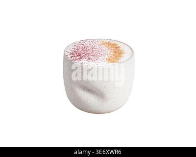 Latte cremoso con polvere di lampone e latte art in tazza in ceramica bianca macchiata isolata su sfondo bianco Foto Stock