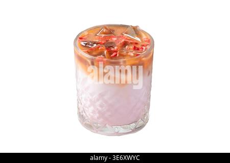 Latte freddo a strati con lampone liofilizzato e caramello vorticano in vetro di cristallo isolato su sfondo bianco Foto Stock