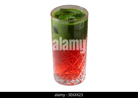 Bevanda a strati di matcha e frutti di bosco rossi con ghiaccio in vetro cristallino isolato su sfondo bianco Foto Stock