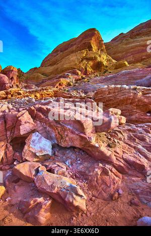 Colorate formazioni di Red Rock e il suggestivo cielo nel paesaggio del deserto Foto Stock
