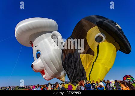 Albuquerque, Stati Uniti - 09 ottobre 2017: Vista di vivaci palloni aerostatici, tra cui un Pillsbury Doughboy e un toucan, che si innalzano contro un chiaro b Foto Stock