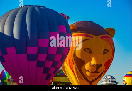 Albuquerque, Stati Uniti - 09 ottobre 2017: Vista delle vivaci mongolfiere, una adornata con la faccia di un leone, che si innalza contro un cielo blu brillante. Foto Stock