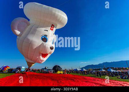 Albuquerque, Stati Uniti - 09 ottobre 2017: Veduta di un mongolfiera stravagante e di grandi dimensioni a forma di un topo dal tocco dello chef, il suo sorriso gioviale messo contro una B. Foto Stock