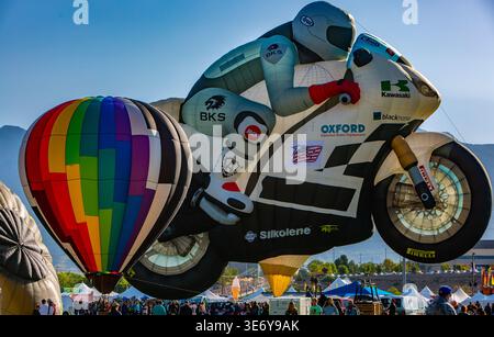 Albuquerque, Stati Uniti - 09 ottobre 2017: Vista di una mongolfiera a forma di motocicletta che si innalza sopra una folla vibrante, una mongolfiera arcobaleno che aggiunge un tocco di Foto Stock