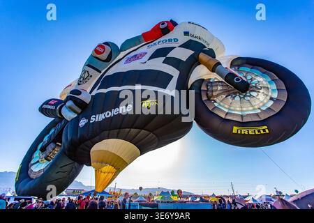 Albuquerque, Stati Uniti - 09 ottobre 2017: Vista di una mongolfiera a forma di motocicletta che si innalza sopra una folla, la sua agai in bianco e nero Foto Stock