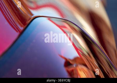 Vista di riflessi vibranti che danzano sulla superficie lucida, una sinfonia di tonalità rosse, marroni e blu, nel Mechanisch Erfgoed Centrum, Dronten, Flevola Foto Stock