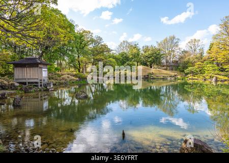 Laghetto centrale del Giardino di Yokokan situato nella città di Fukui, Hokuriku, Giappone Foto Stock