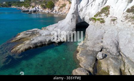 Vista aerea delle splendide scogliere calcaree bianche e del mare turchese cristallino di Karaburun, Smirne, Turchia. Foto Stock