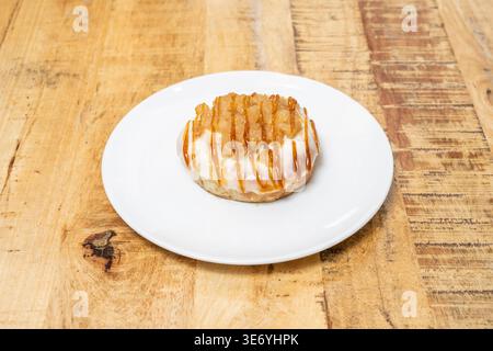 involtini alla cannella speziati con baklava con un ripieno di noci tritate, pistacchi, cannella e cardamomo, e una glassa di acqua di rosa e miele Foto Stock