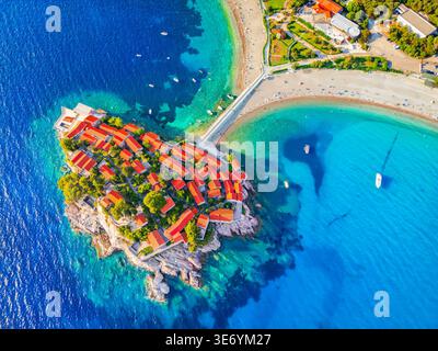 Sveti Stefan, Montenegro. Veduta aerea dell'affascinante piccola isola, Budva - Mare Adriatico. Foto Stock