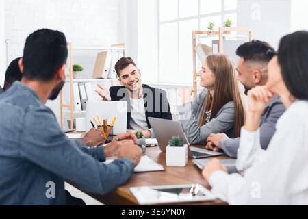 Gruppo di giovani imprenditori che lavorano e comunicano Foto Stock