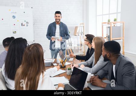 Business Partner per discutere di documenti e idee alla riunione Foto Stock