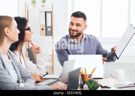 Uomo d'affari e partner che discutono documenti e idee Foto Stock