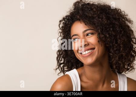 Ritratto di bellezza di una donna nera su sfondo chiaro Foto Stock