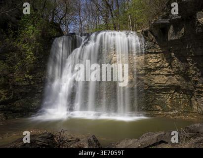 Il flusso d'acqua su Hayden Run cade nell'area di Dublino di Columbus, Ohio, dopo forti piogge Foto Stock