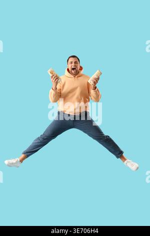 Salta il giovane con un gustoso kebab doner su sfondo blu Foto Stock