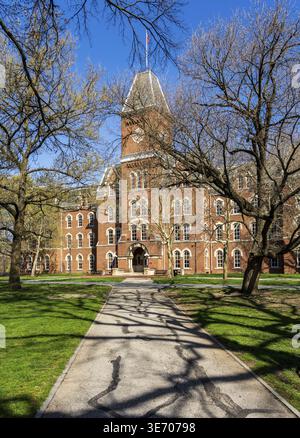Percorso che conduce alla storica University Hall sul quadrangolo ovale della Ohio State University di Columbus, OHIO Foto Stock