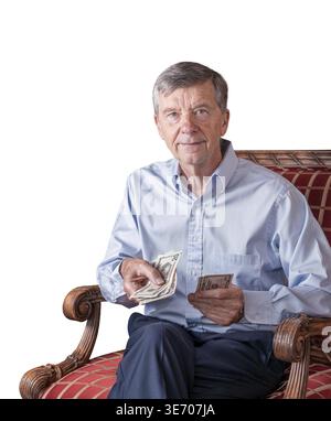 Uomo caucasico senior che tiene alcune fatture del dollaro degli Stati Uniti come se le consegnasse allo spettatore. Isolato su sfondo bianco Foto Stock