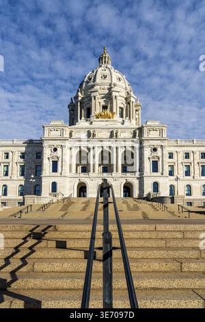 Vista frontale della facciata dell'edificio del Campidoglio nello stato del Minnesota a Saint Paul, Minnesota Foto Stock
