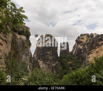 La funivia tra i monasteri di Meteora, che significa "mezzo del cielo", sospesa nell'aria o nei cieli, è una delle più grandi e importate Foto Stock