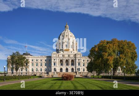 Vista frontale della facciata dell'edificio del Campidoglio nello stato del Minnesota a Saint Paul, Minnesota Foto Stock