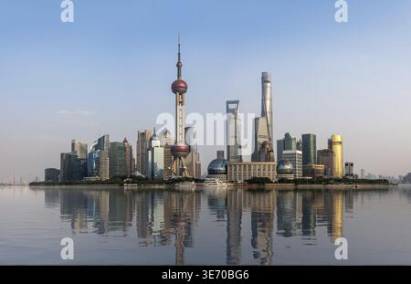 Vista panoramica ad alta risoluzione dello skyline di Shanghai con un artificiale riflessione dell'acqua Foto Stock
