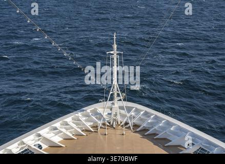Vista frontale della prua della nave da crociera che attraversa le onde nella giornata ventosa Foto Stock