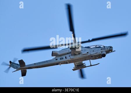 25 marzo 2026, Palm Springs, California, USA: Un elicottero da attacco Viper del corpo dei Marines degli Stati Uniti vola sopra Palm Springs, California. (Credit Image: © Ian L. Sitren/ZUMA Press Wire) SOLO PER USO EDITORIALE! Non per USO commerciale! Foto Stock