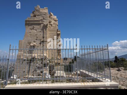 Monumento di Filopappos sopra il sentiero sulla cima della collina di Filopappou Foto Stock