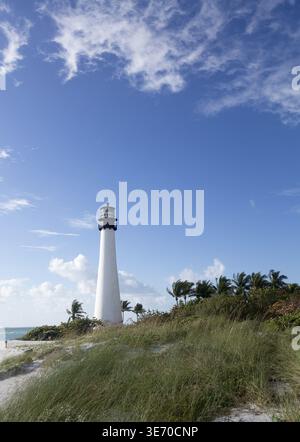 Cape Florida Lighthouse e lanterna in Bill Baggs del Parco Statale di Key Biscayne Florida Foto Stock