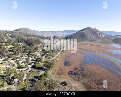 Vista aerea di Morro Bay all'alba, California, Stati Uniti. Moro Rock è una formazione rocciosa a cupola di granito situata nel Sequoia National Park, California, Stati Uniti Foto Stock
