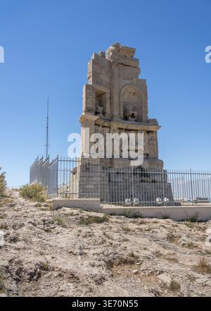 Monumento di Filopappos sopra il sentiero sulla cima della collina di Filopappou Foto Stock