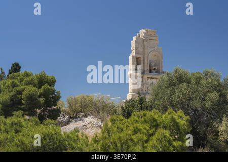 Monumento di Filopappos sopra il sentiero sulla cima della collina di Filopappou Foto Stock