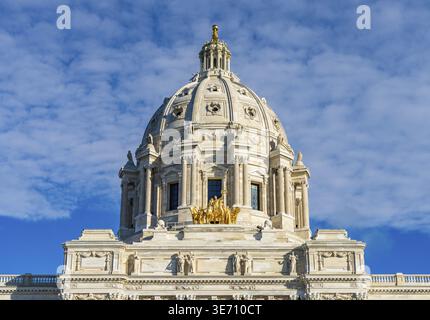 Vista frontale della cupola e della statua dorata Quadriga dell'edificio del Campidoglio nello stato del Minnesota a Saint Paul, Minnesota Foto Stock