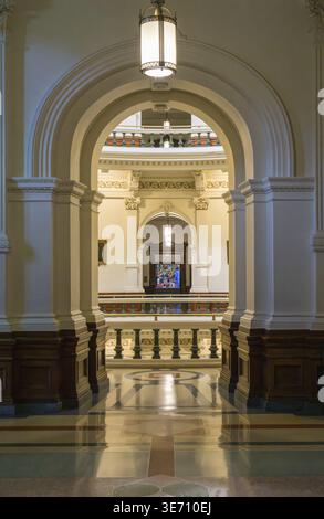 Arcate e porta alla camera del Senato a Natale nel Campidoglio del Texas ad Austin Foto Stock