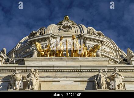 Vista frontale della cupola e della statua dorata Quadriga dell'edificio del Campidoglio nello stato del Minnesota a Saint Paul, Minnesota Foto Stock