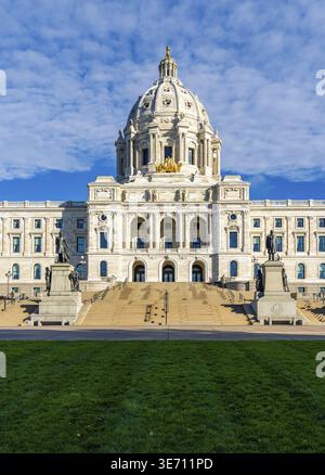 Vista frontale della facciata dell'edificio del Campidoglio nello stato del Minnesota a Saint Paul, Minnesota Foto Stock