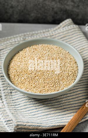 Grano bianco secco secco biologico Qunoa in una ciotola da cuocere Foto Stock