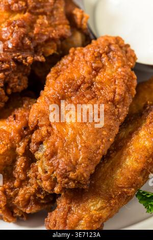 Ali di pollo di Buffalo fritte e speziate con impanatura e ranch Foto Stock