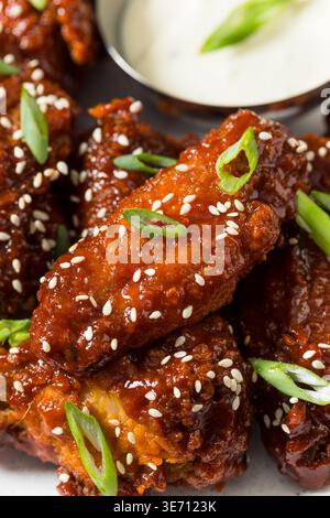 Ali di pollo coreano fritto in profondità asiatico piccante con salsa Gochujang e ranch Foto Stock