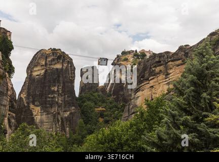La funivia tra i monasteri di Meteora, che significa "mezzo del cielo", sospesa nell'aria o nei cieli, è una delle più grandi e importate Foto Stock