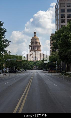Vista lungo Congress Avenue fino all'ingresso e alla cupola del Campidoglio del Texas con la strada vuota Foto Stock