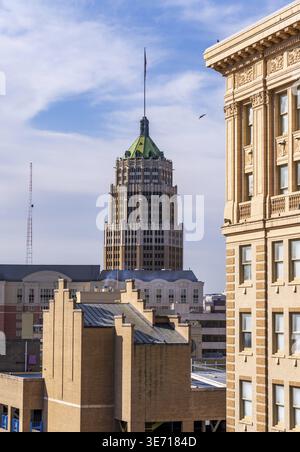 Tower Life Building (ex Smith-Young Tower, Pan-American Tower e Transit Tower) nel centro di San Antonio sotto un cielo azzurro Foto Stock