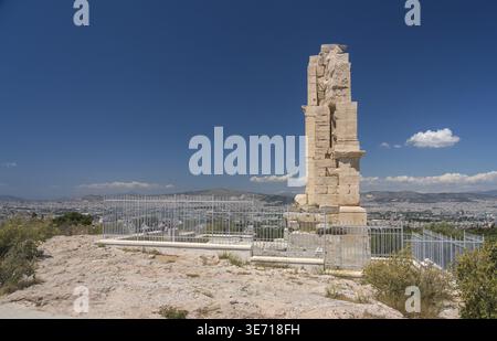 Monumento di Filopappos sopra il sentiero sulla cima della collina di Filopappou Foto Stock